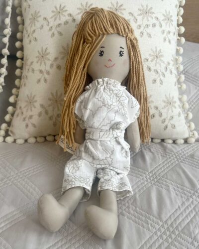 Muñeca de trapo castaña