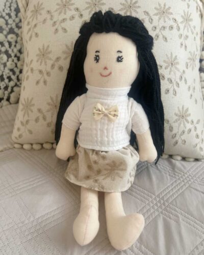 Muñeca de trapo pelinegra